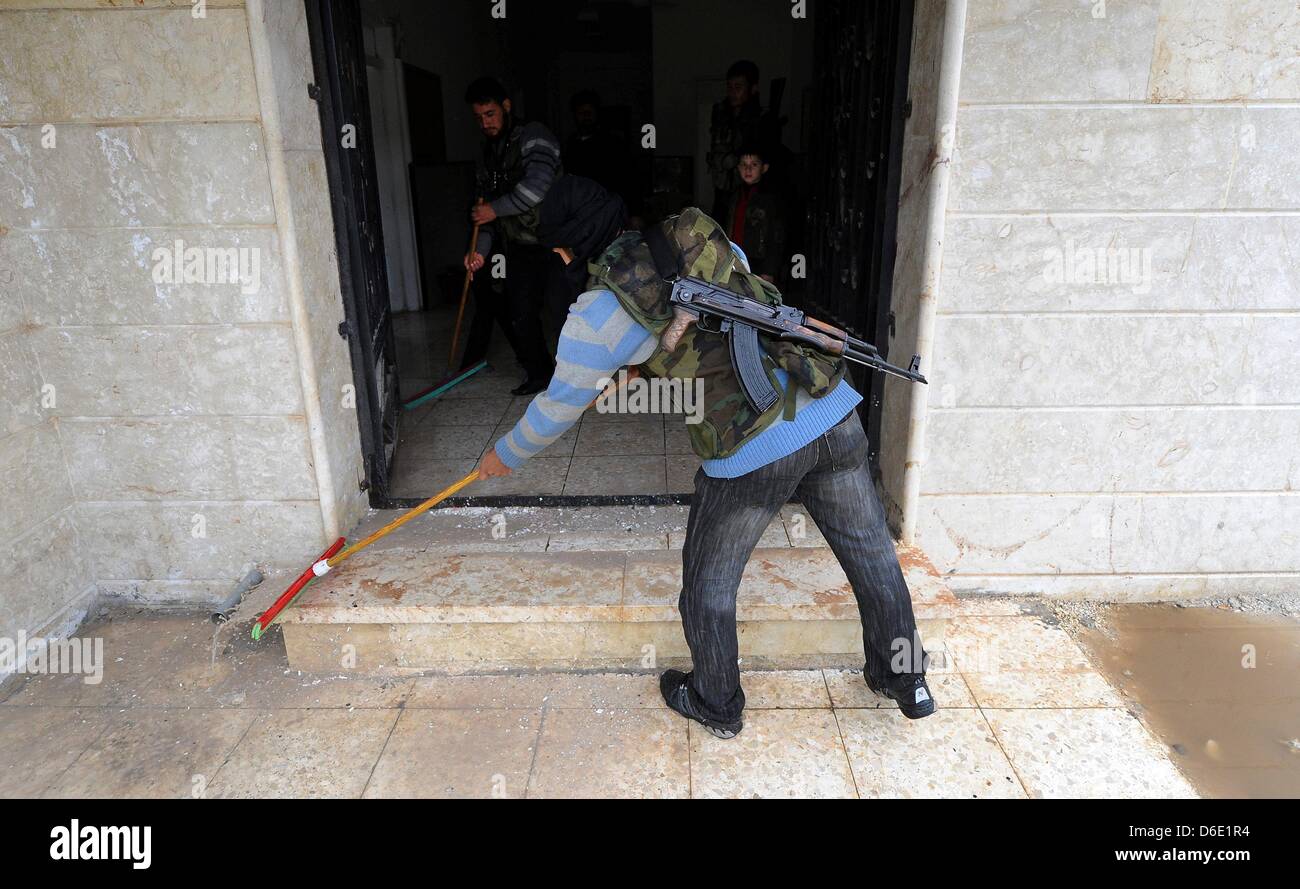 Darkoush Syria Free Syrian Army Soldiers Cleaning A Clinic At The Stock Photo Alamy