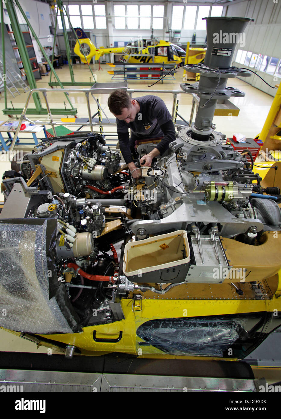 Aircraft mechanic michael straube maintains hi-res stock photography ...