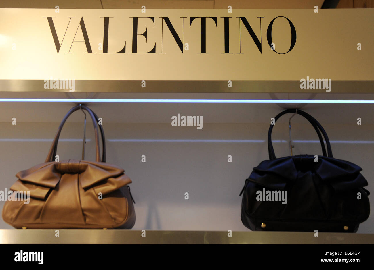 Vejfremstillingsproces Dekan sløjfe Handbags of luxury brand Valentino, pictured on 18 January 2012 in Berlin,  Germany. Foto: Jens Kalaene dpa/lbn Stock Photo - Alamy