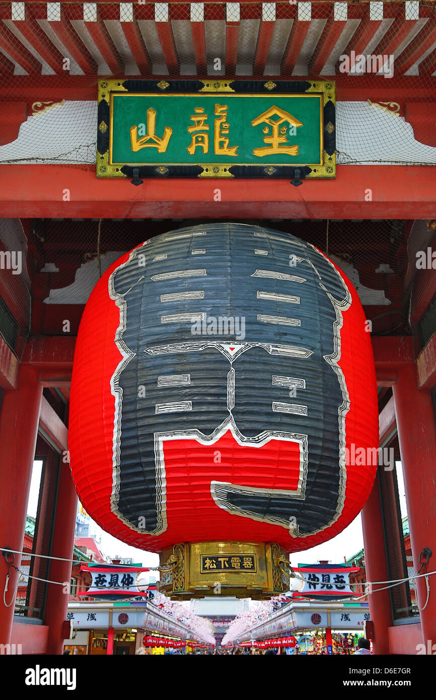 Giant red Japanese lantern at the entrance gate to Sensoji Asakusa Kannon Temple, Tokyo, Japan Stock Photo