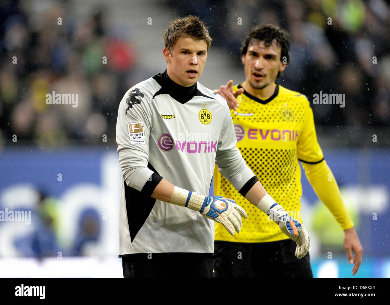 Dortmund's goalkeeper Mitchell Langerak stands next to team-mate Mats Hummels during the Bundesliga soccer match between Hamburger SV and Borussia Dortmundd at the Imtech Arena in Hamburg, Germany, 22 January 2012. Photo: MARCUS BRANDT (ATTENTION: EMBARGO CONDITIONS! The DFL permits the further utilisation of the pictures in IPTV, mobile services and other new technologies only no  Stock Photo