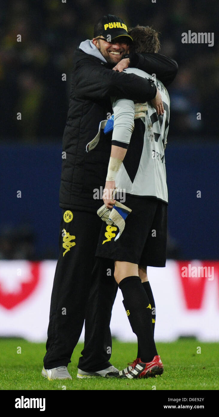 Dortmund's head coach Juergen Klopp (L) hugs his goalkeeper Mitchell Langerak after the Bundesliga soccer match between Hamburger SV and Borussia Dortmundd at the Imtech Arena in Hamburg, Germany, 22 January 2012. Dortmund won the match 1-5. Photo: Christian Charisius (ATTENTION: EMBARGO CONDITIONS! The DFL permits the further utilisation of the pictures in IPTV, mobile services an Stock Photo
