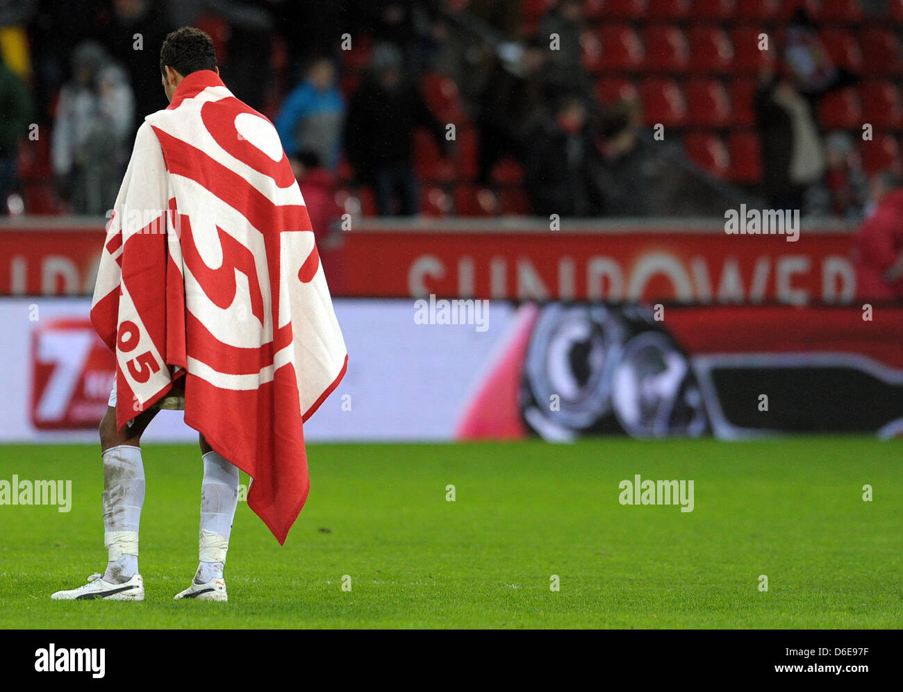 Mainz Player Eric Maxim Choupo Moting Carries A Blanket Around His Stock Photo Alamy