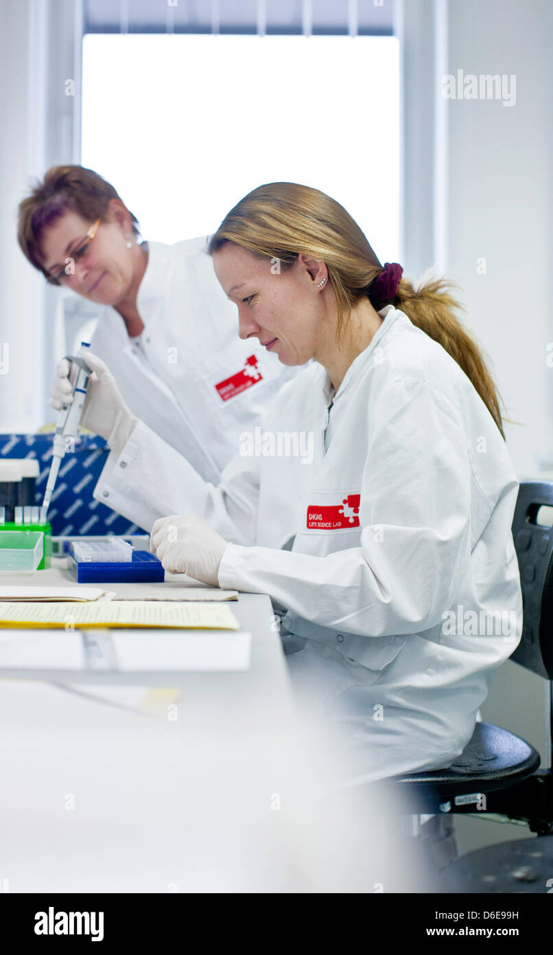 Staff members of the tissue typing laboratory DKMS Life Science Lab