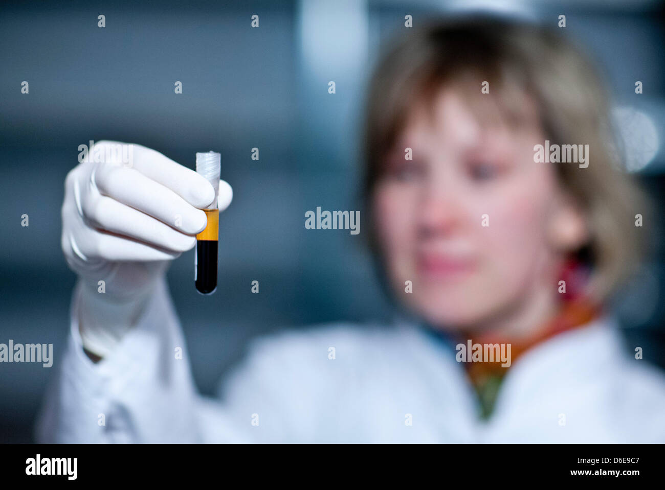 A staff member of the tissue typing laboratory DKMS Life Science Lab