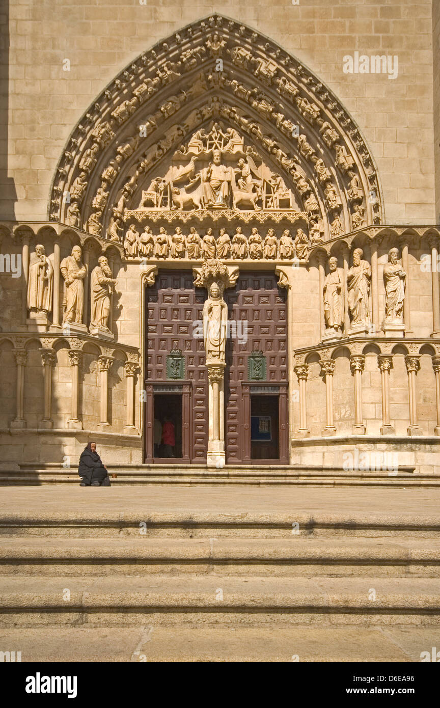 EUROPE, SPAIN, Burgos, Catholic Cathedral (1221), main entrance (Puerta del Sarmental) with lady begging Stock Photo