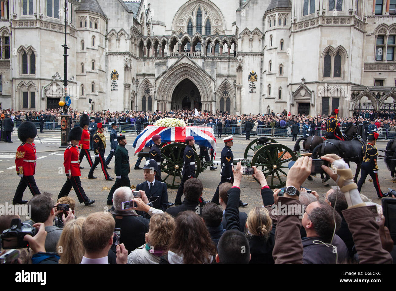 London, UK. 17th April 2013. The Ceremonial Funeral Of Former British Prime Minister Baroness Thatcher, London, UK.  Crowds line up to watch the Ceremonial Funeral of Baroness Thatcher pass along Fleet Street, London, UK. Credit: Jeff Gilbert/Alamy Live News Stock Photo