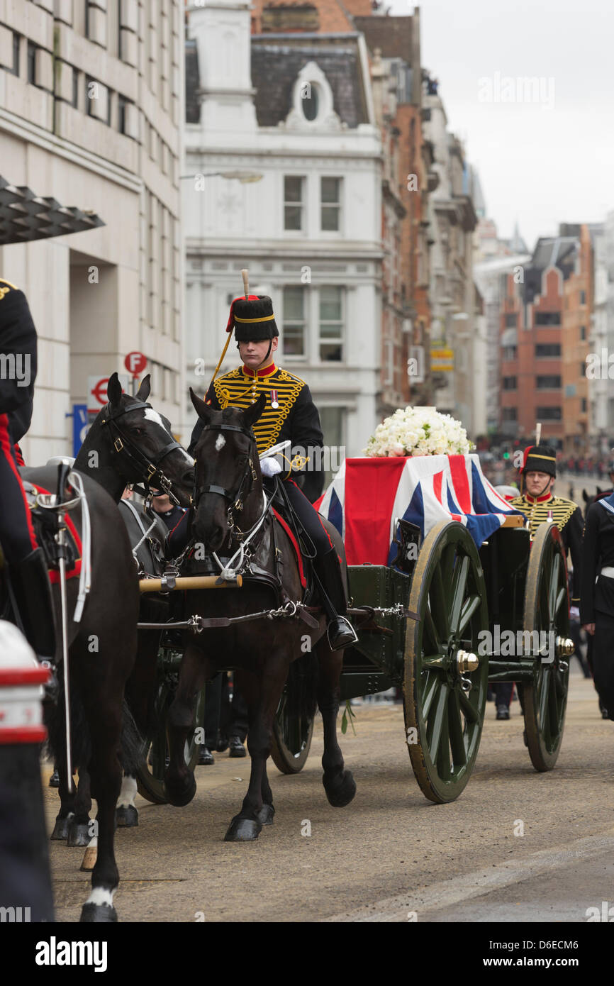 London, UK. Wednesday, 17 April 2013. Picture: Gun carriage with coffin draped in the Union Flag. Funeral of Baroness Margaret Thatcher at Ludgate Hill, London, UK. Photo: Nick Savage/Alamy Live News Stock Photo
