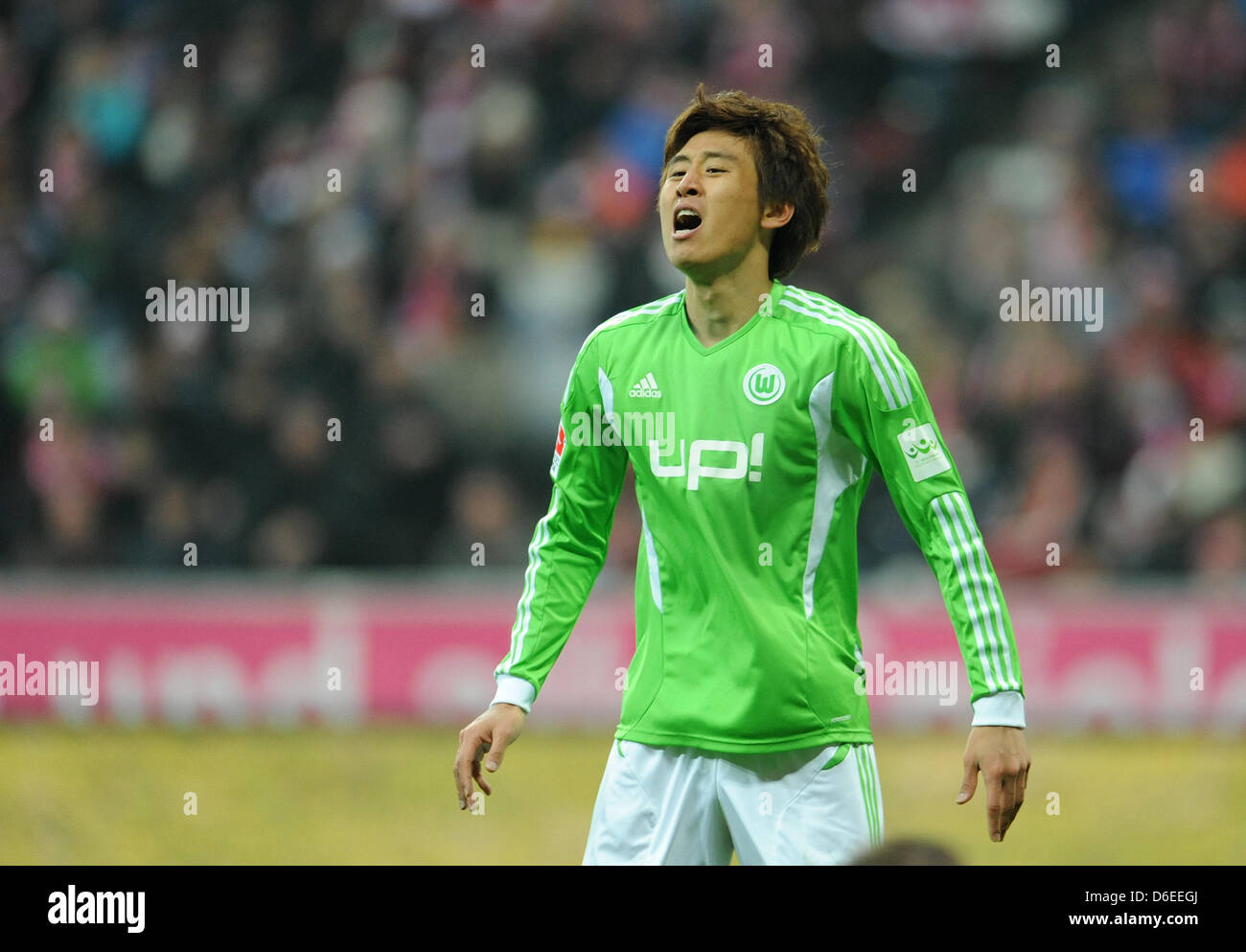 Wolfsburg's Ja-Cheol Koo frets during the German Bundesliga match between Bayern Munich and VFL Wolfsburg at the Allianz Arena in Munich, Germany, 28 January 2012. Photo: ANDREAS GEBERT    (ATTENTION: EMBARGO CONDITIONS! The DFL permits the further  utilisation of the pictures in IPTV, mobile services and other new  technologies only no earlier than two hours after the end of the   Stock Photo