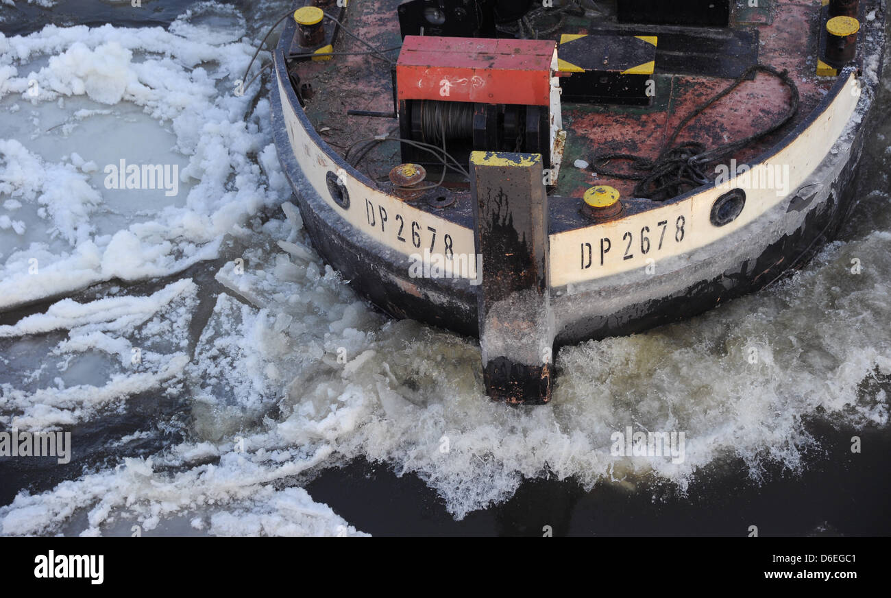 A vessel drives along the Oder river covered with drift ice near Hohenwutzen, Germany, 31 January 2012. Ther western Oder and Oder at the boarder to Poland have already been closed for maritime transport. Photo: BERND SETTNIK Stock Photo