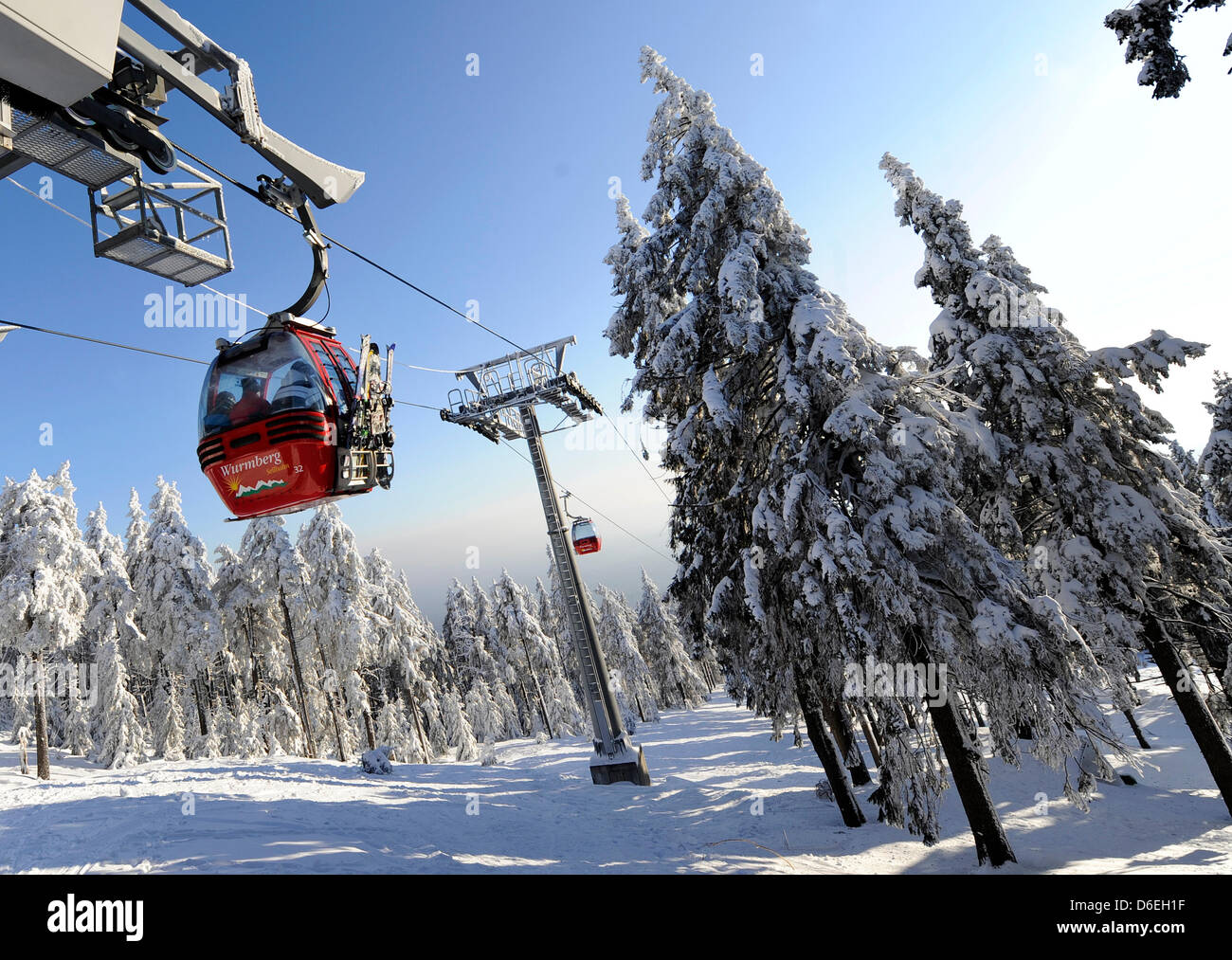 Skiers ride in a ski lift on the 971 meter high Wurmberg near Braunlage,  Germany, 31 January 2012. Photo: Holger Holleman Stock Photo - Alamy