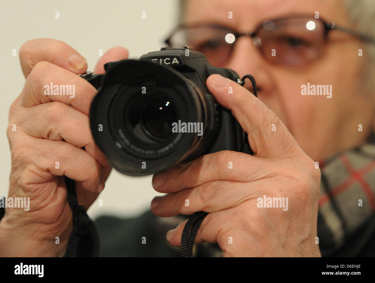 US photographer and painter Saul Leiter holds a camera (Leica) in his hands  during a press conference at the House of Photography in Hamburg, Germany,  02 February 2012. 400 photos and paintings