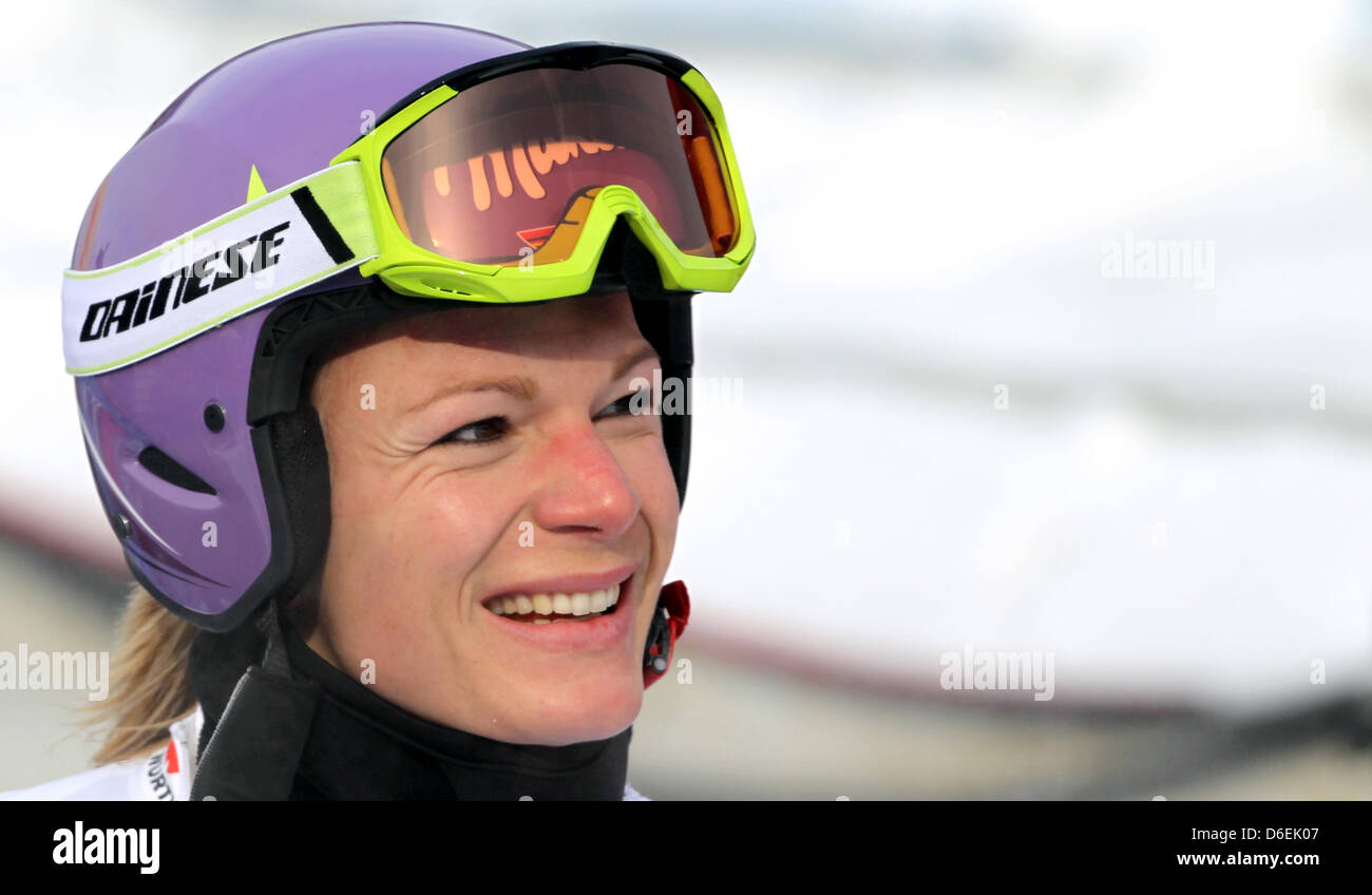 Maria Höfl-Riesch aus Deutschland lächelt am Samstag (04.02.2012) im Zielbereich der Kandahar-Strecke in Garmisch-Partenkirchen (Oberbayern). Höfl-Riesch belegte den vierten Platz. Foto: Stephan Jansen dpa/lby  +++(c) dpa - Bildfunk+++ Stock Photo