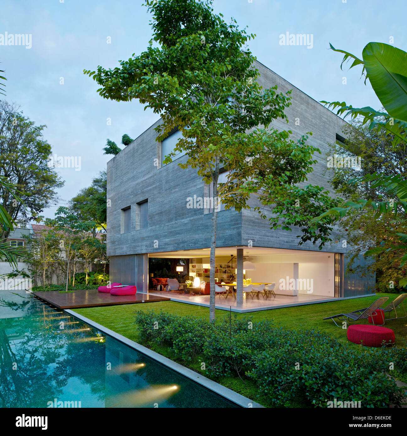 Casa Cubo, Sao Paulo, Brazil. Architect: Studio MK27- Marcio Kogan ...