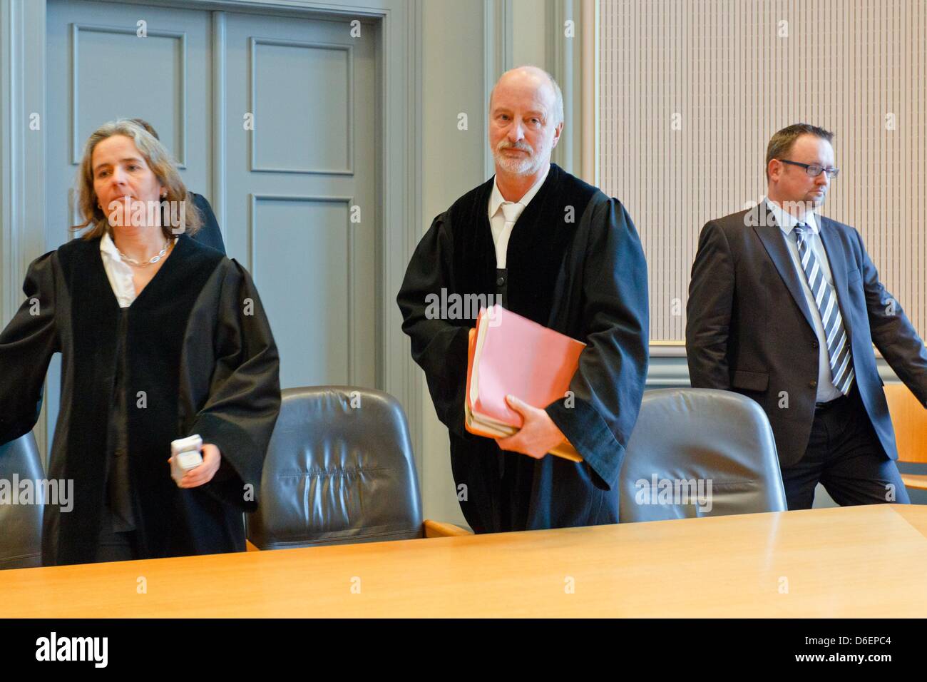 udges Birgit Glatz (L-R), Joerg Brommann and a schoeffe (lay magistrate) walk into courtroom 232 to deliver the verdict against Hans-Juergen S. at the regional court in Kiel, Germany, 08 February 2012. Accused Hans-Juergen S. is suspected of raping and killing at least five women in North Germany over the last 40 years. Photo: MARKUS SCHOLZ Stock Photo