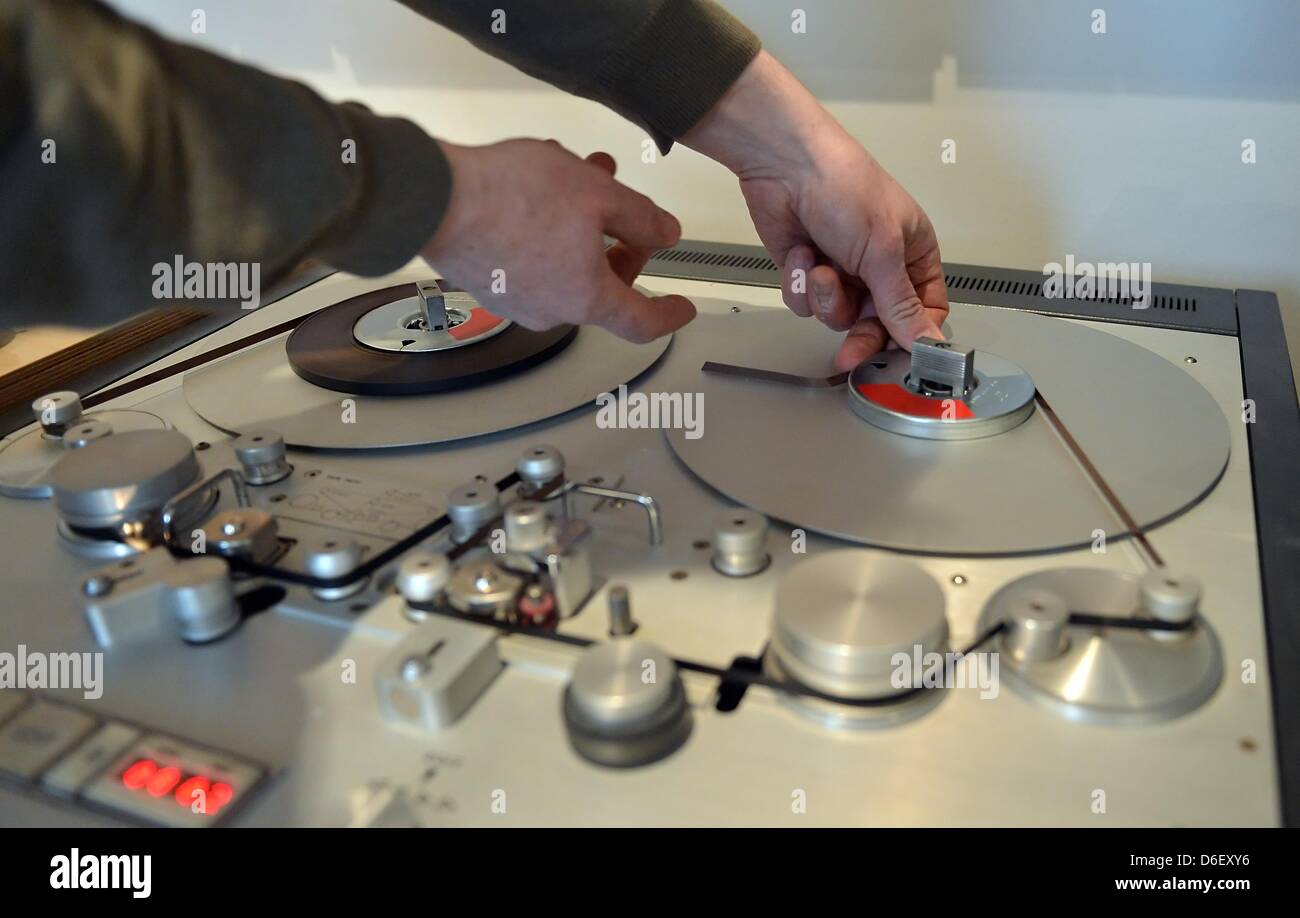 Sound technician Rainer Maillard operates an analogue tape recorder STUDER A80 at the Emil Berliner Studios in Berlin, Germany, 26 March 2013. The Emil Berliner Studios were named after the inventor of the grammophon and vinyl records and is considered one of the most renown sound recording studios for accustic music. Photo: Britta Pedersen Stock Photo
