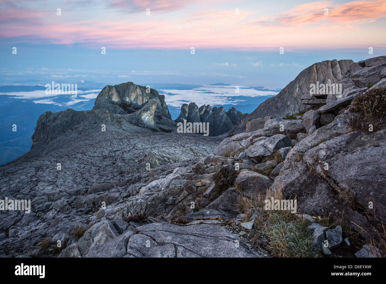 Dawn over Victoria and Alexandra Peaks from the Low's Peak summit of ...