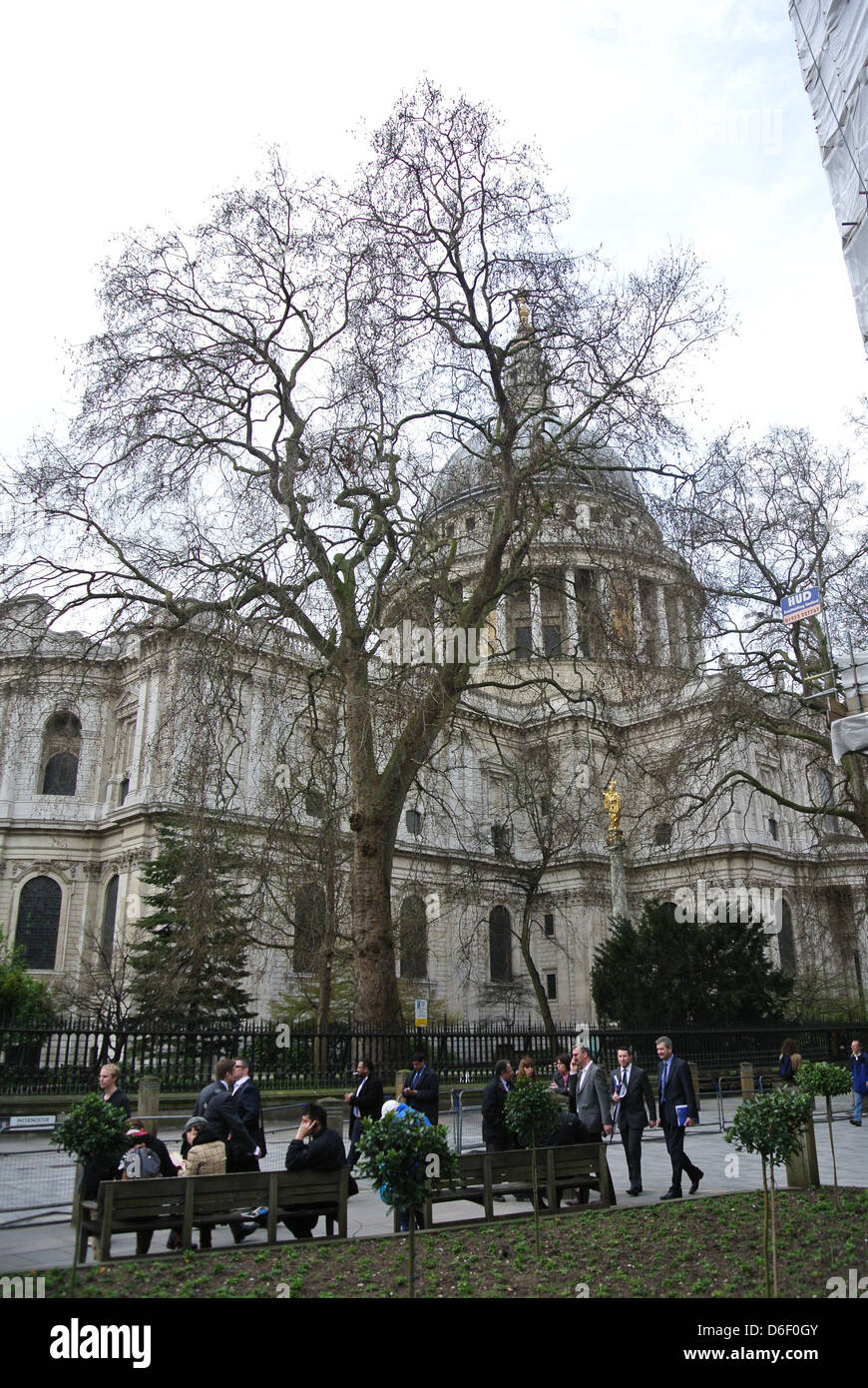 St Paul's Cathedral, people passing by. London, UK Stock Photo