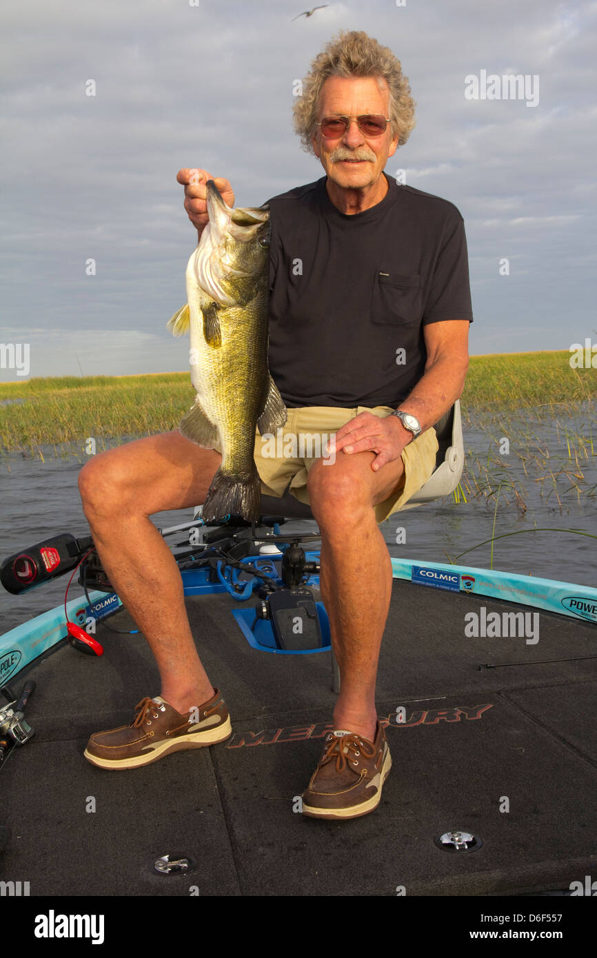 Dave G. Houser of St. Augustine, FL displays a 7 1/2-pound large-mouth bass, Lake Okeechobee, near Clewiston, FL Stock Photo