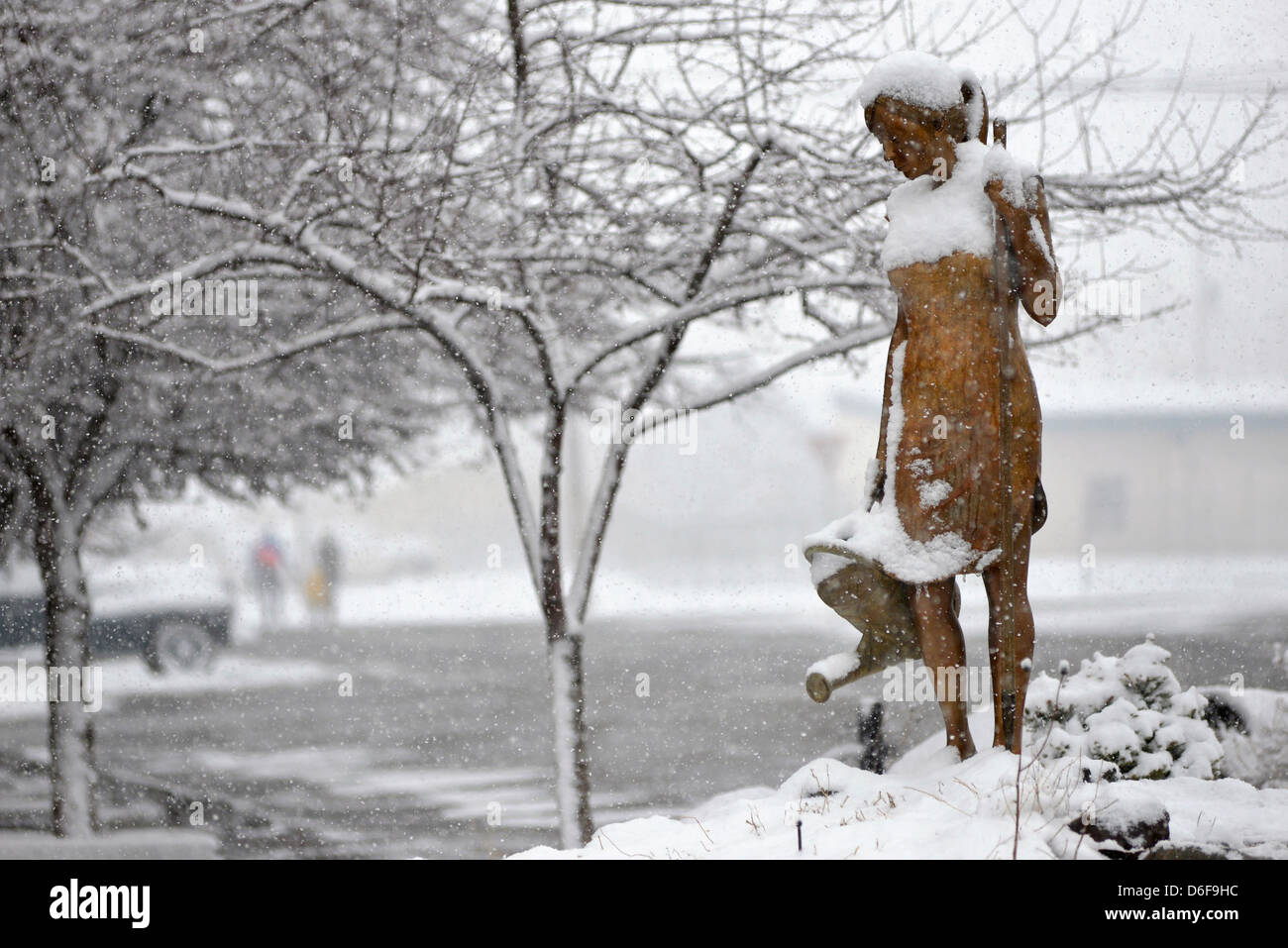 Bronze statue in a snowstorm, Joseph, Oregon Stock Photo Alamy