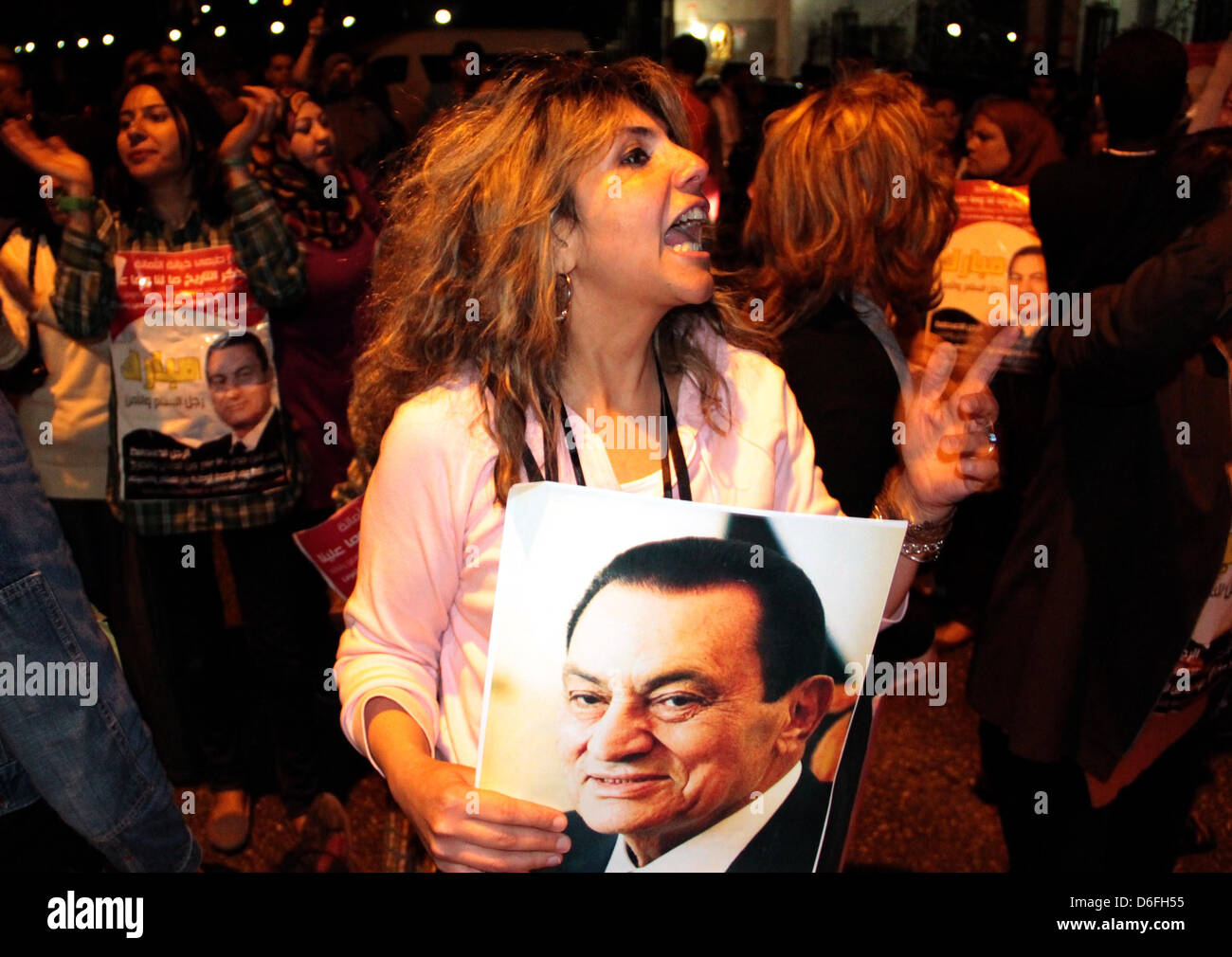 Cairo, Egypt. April 17, 2013.  Egyptian supporters of former President Hosni Mubarak hold his pictures during a demonstration outside the Maadi military hospital demanding authorities to keep him in the hospital, near Cairo, on April 17, 2013.  Egyptian authorities on 17 April ordered deposed president Hosni Mubarak to return to prison from a military hospital, as a court set 11 May for his retrial on charges relating to the killing of protesters  (Credit Image: Credit:  Tareq Gabas/APA Images/ZUMAPRESS.com/Alamy Live News) Stock Photo