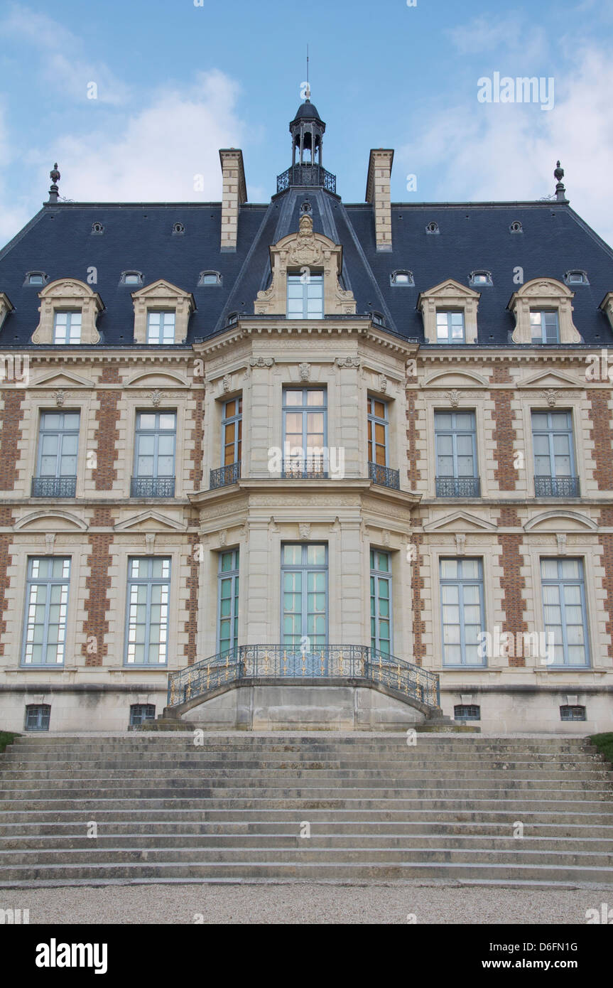 Châteaux. The recently restored façade of the Château de Sceaux. Built in 1856-62, it now houses the Museum of Ile-de-France. Paris region, France. Stock Photo