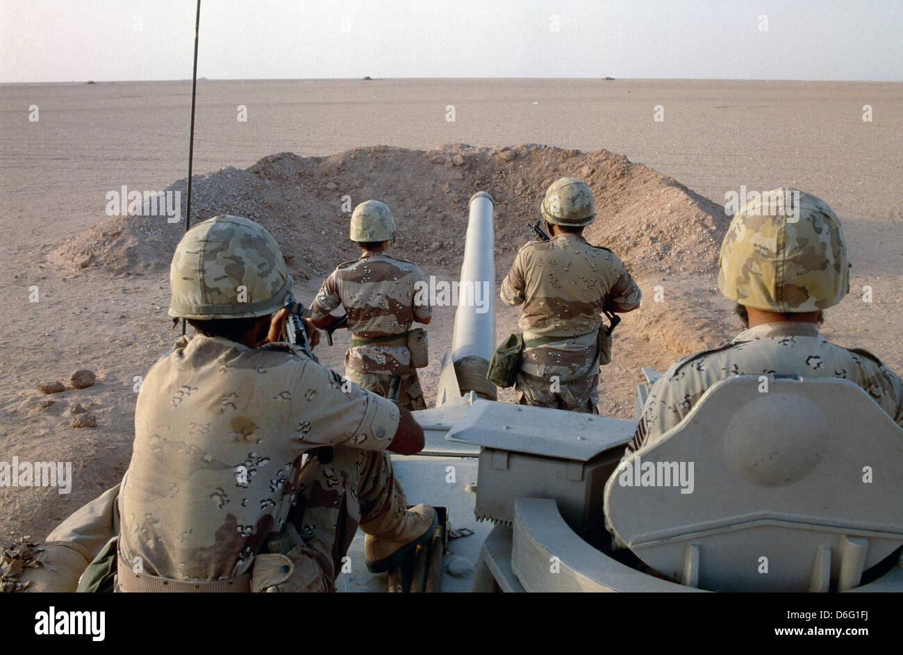 saudi soldiers man a tank behind sand bluff, facing iraqi forces just across the desert where lies the saudi iraqi border, following the iraqi invasio Stock Photo