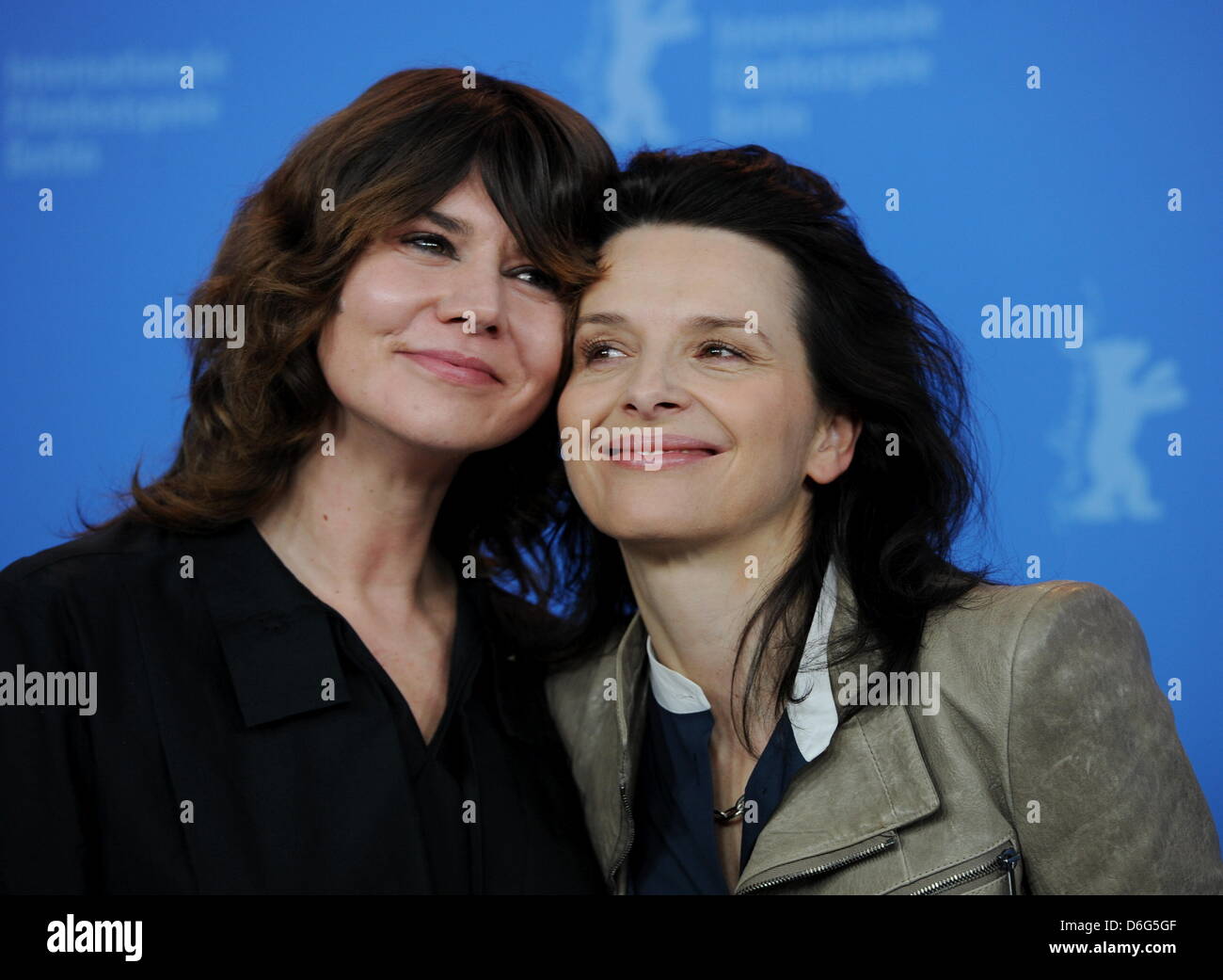 Polish director Malgoska Szumowska and French actress Juliette Binoche pose at a photocall for the movie  Elles  during the 62nd Berlin International Film Festival, in Berlin, Germany, 10 February 2012. The movie is presented in the section Panorama Special at the 62nd Berlinale running from 09 to 19 February. Photo: Angelika Warmuth dpa  +++(c) dpa - Bildfunk+++ Stock Photo