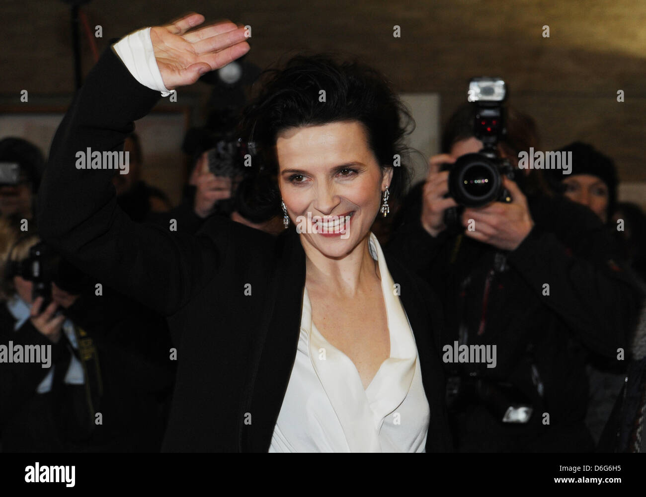 French actress Juliette Binoche arrives for the premiere of the movie 'Elles' during the 62nd Berlin International Film Festival, in Berlin, Germany, 10 February 2012. The movie is presented in the section Panorama Special at the 62nd Berlinale running from 09 to 19 February. Photo: Angelika Warmuth dpa  +++(c) dpa - Bildfunk+++ Stock Photo