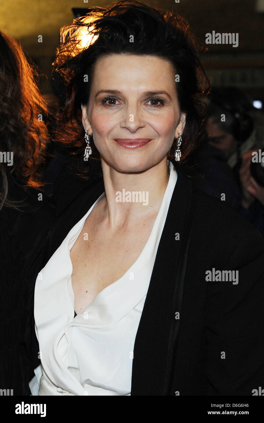 French actress Juliette Binoche arrives for the premiere of the movie 'Elles' during the 62nd Berlin International Film Festival, in Berlin, Germany, 10 February 2012. The movie is presented in the section Panorama Special at the 62nd Berlinale running from 09 to 19 February. Photo: Angelika Warmuth dpa Stock Photo