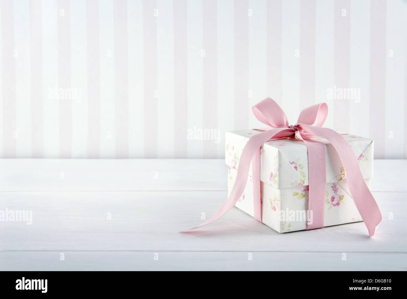 Gift box tied pink ribbon hi-res stock photography and images - Alamy