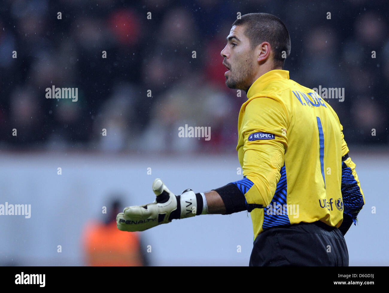 Barcelona's goalkeeper Victor Valdes reacts during the Champions League round of sixteen first leg soccer match between Bayer Leverkusen and FC Barcelona at the BayArena in Leverkusen, Germany, 14 February 2012. Photo: Federico Gambarini dpa/lnw Stock Photo