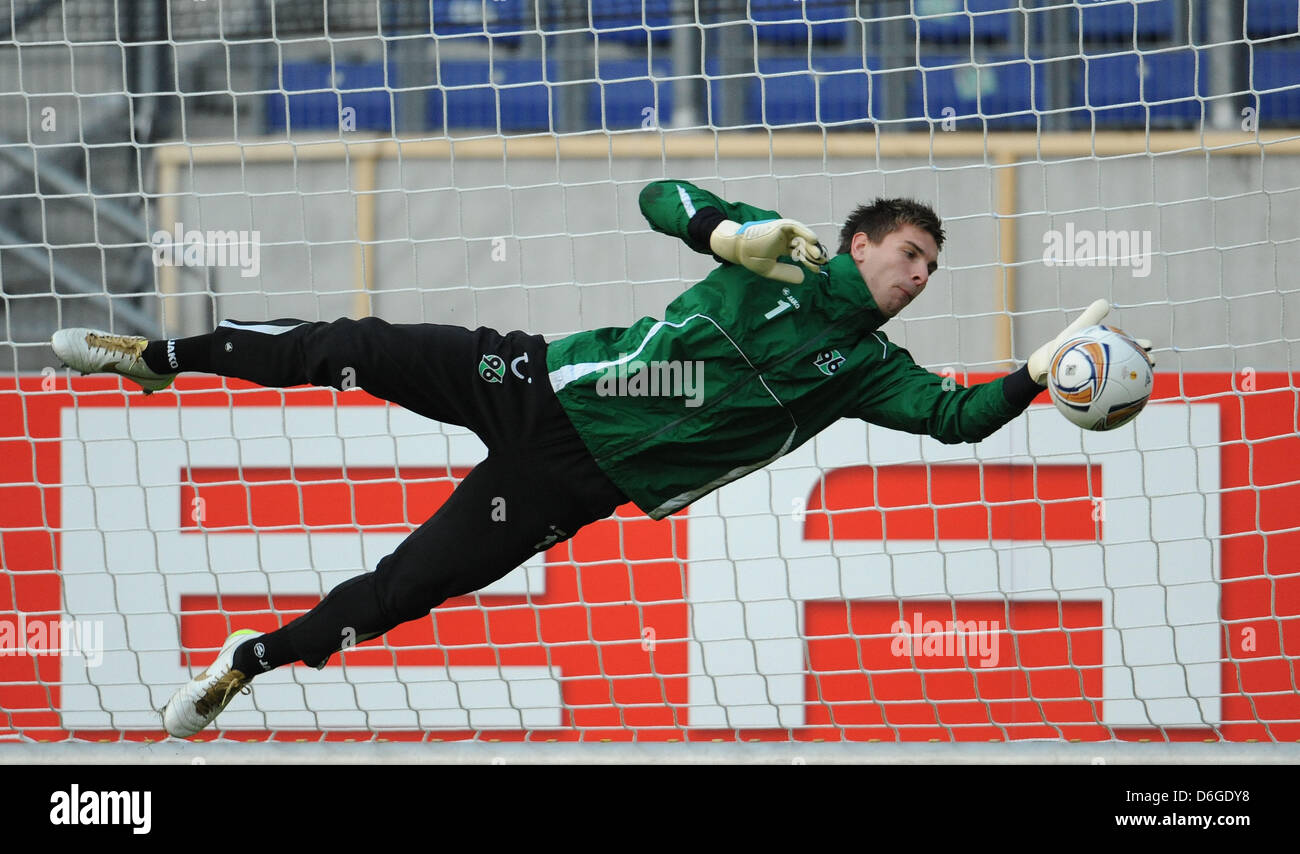 Goalkeeper Ron-Robert Zieler from Hannover 96 practices at the AWD Arena in Hanover, Germany, 15 February 2012. Hannover 96 will play Club Brugge KV (Belgium) in the Europa League on 16 February 2012. Photo: PETER STEFFEN Stock Photo