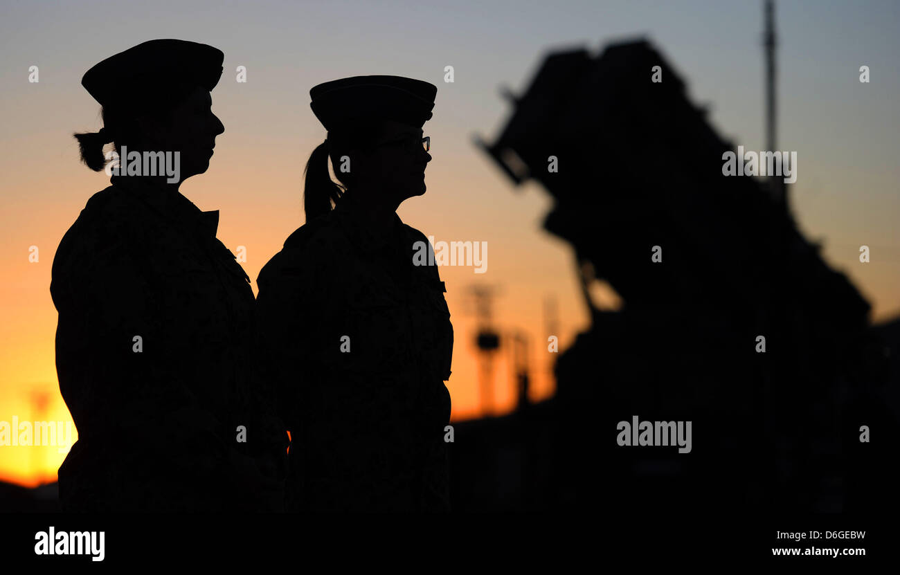 Zwei Soldatinnen der Bundeeswehr stehen am Mittwoch (15.02.2012) im Fort Bliss in El Paso vor einer Abschussrampe des Raketensystems 'Patriot'. Die Bundeswehrreform hat Auswirkungen über den  Atlantik: Mit dem Ausbildungszentrum der Luftwaffe in der texanischen Grenzstadt El Paso wird auch ein Traditionsstandort in den USA geschlossen. Dort kümmern sich derzeit 170 Soldaten um die  Stock Photo