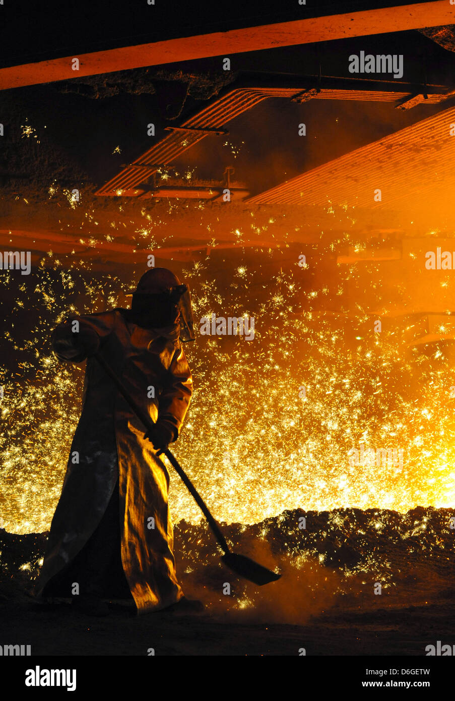 (FILE) An archive photo dated 10 December 2008 shows an employee of Salzgitter AG working at a blast furnance in Salzgitter, Germany. The Germany economy shrank less than expected at the end of the year. In the fourth quarter of 2011 the brutto inland product (BIP) sank by 0.2 percent than the previous quarter. Photo: Peter Steffen Stock Photo