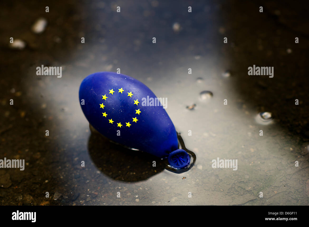 (FILE) An archive photo dated 28 August 2011 shows an almost empty balloon with the symbol of the European Union in a puddle in Dresden, Germany. The economy in the 17 EU countriey shrank considerably at the end of the 2011. The brutto inland product (BIP) sand by 0.3 percent compared with the previous quarter, according to Eurostat on 15 February 2012. Photo: Arno Burgi Stock Photo