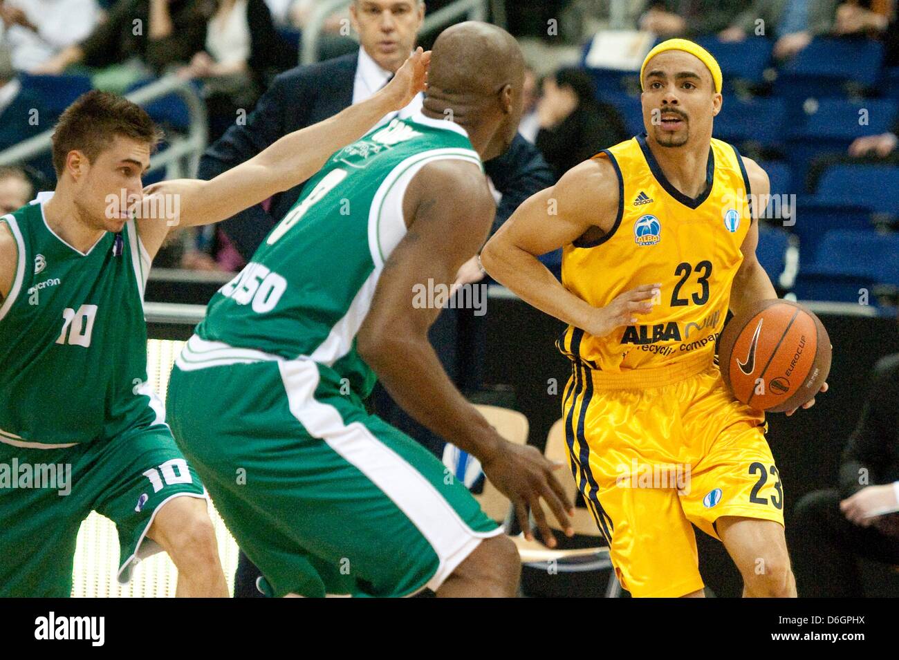 Berlin's DaShaun Wood (R) guards the ball against Benetton's Andrea De  Nicolao (L) and Marcus Goree during the basketball Eurocup match at the  o2World Arena in Berlin, Germany, 21 February 2012. Photo: