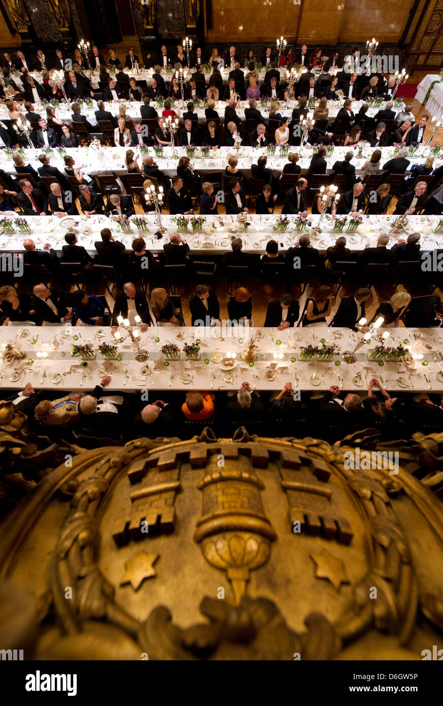 The emblem of Hamburg is seen above the guests attending the Matthiae Mahlzeit Banquet in the large banquet room of Hamburg's town hall in Hamburg, Germany, 24 February 2012. European Commission President Jose Manuel Barroso and Deutsche Bank chairman Juergen Fitschen are honoury guests at the  Matthiae-Mahlzeit Banquet in Hamburg's City Hall. Photo: CHRISTIAN CHARISIUS Stock Photo