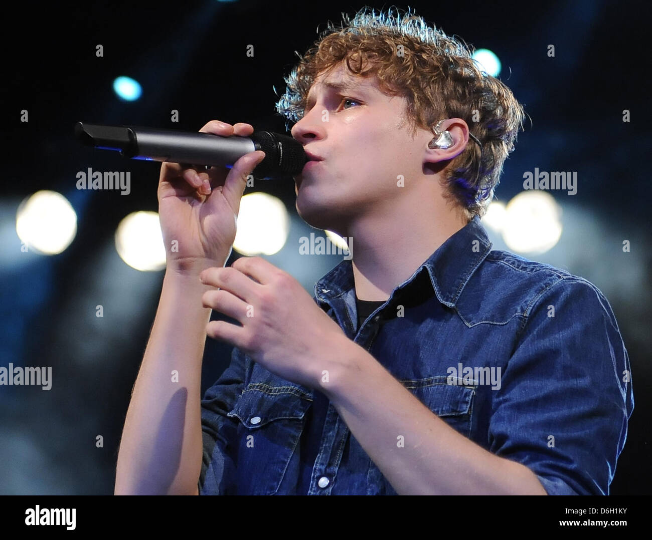 German singer Tim Bendzko performs on stage during his 'Du warst noch nie  hier' tour at the Columbia hall in Berlin, Germany, 27 February 2012.  Photo: Britta Pedersen Stock Photo - Alamy