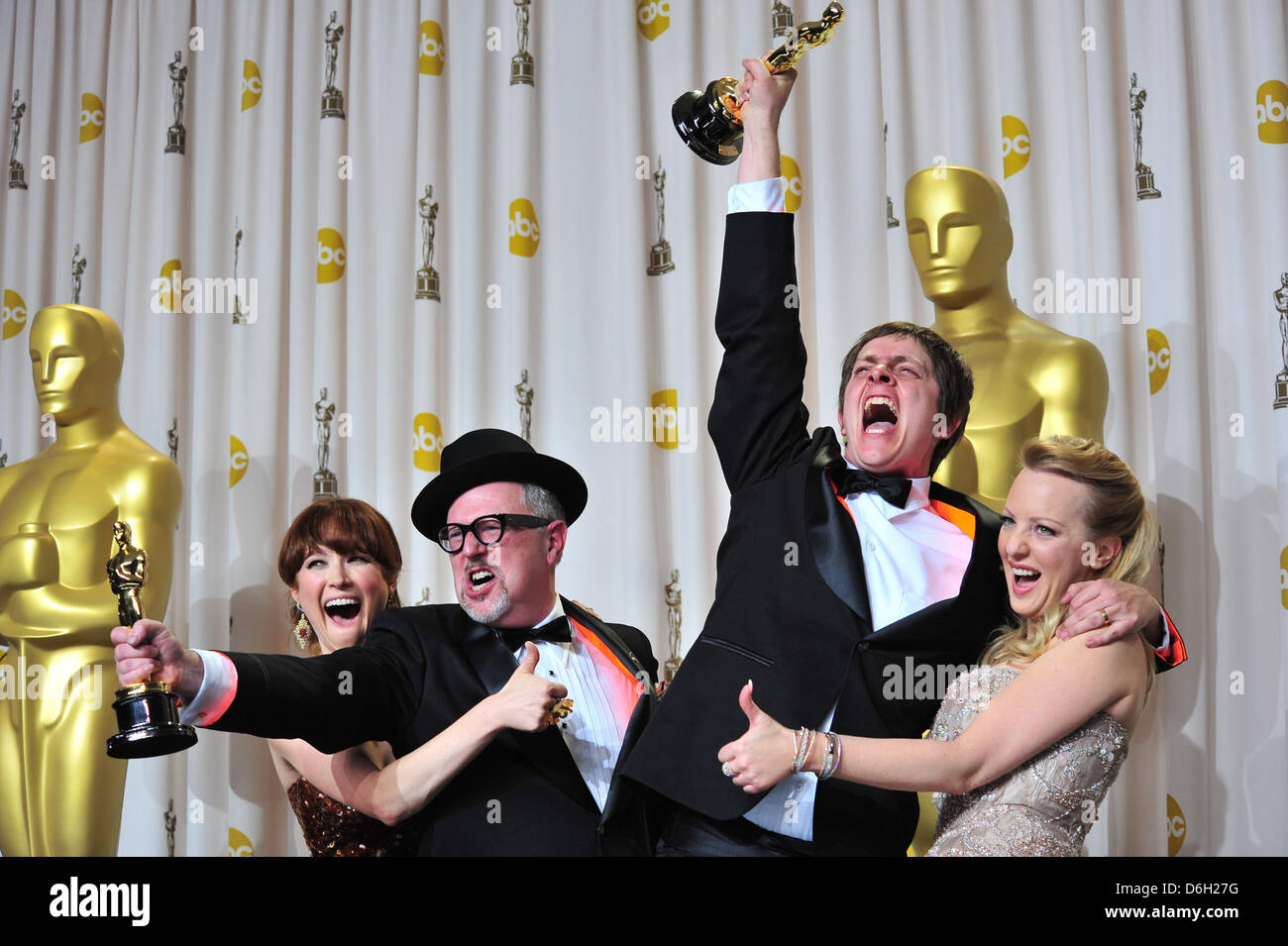 US Actress Ellie Kemper (r-l), filmmakers William Joyce and Brandon Oldenburg, winners of the Animated Short Film Award for 'The Fantastic Flying Books of Mr. Morris Lessmore' and US actress Wendi McLendon-Covey pose in the photo press room of the 84th Annual Academy Awards aka Oscars at Kodak Theatre in Los Angeles, USA, am 26 Februar 2012. Photo: Hubert Boesl Stock Photo