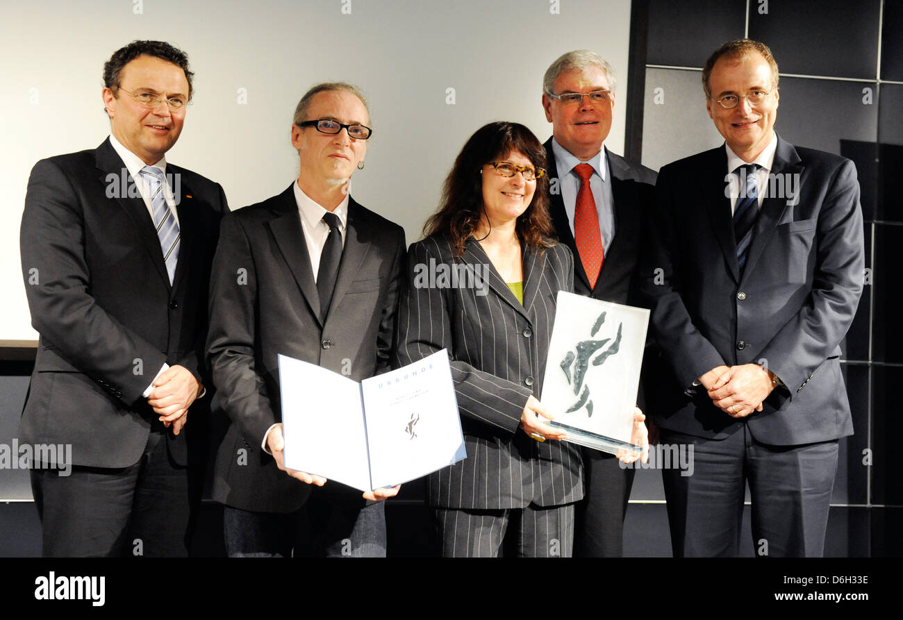 German Ministry of Interior Hans-Peter Friedrich (from L) stands with the artist couple Birgit and Horst Lohmeyer, Helmut Heinen, president of the Federation of German Newspaper Publishers and Christian Nienhaus, managing director of the WAZ media group, in Berlin, Germany, 29 February 2012. The Lohmeyers received the Citizen's Prize (Buergerpreis) of the Federation of German Newsp Stock Photo