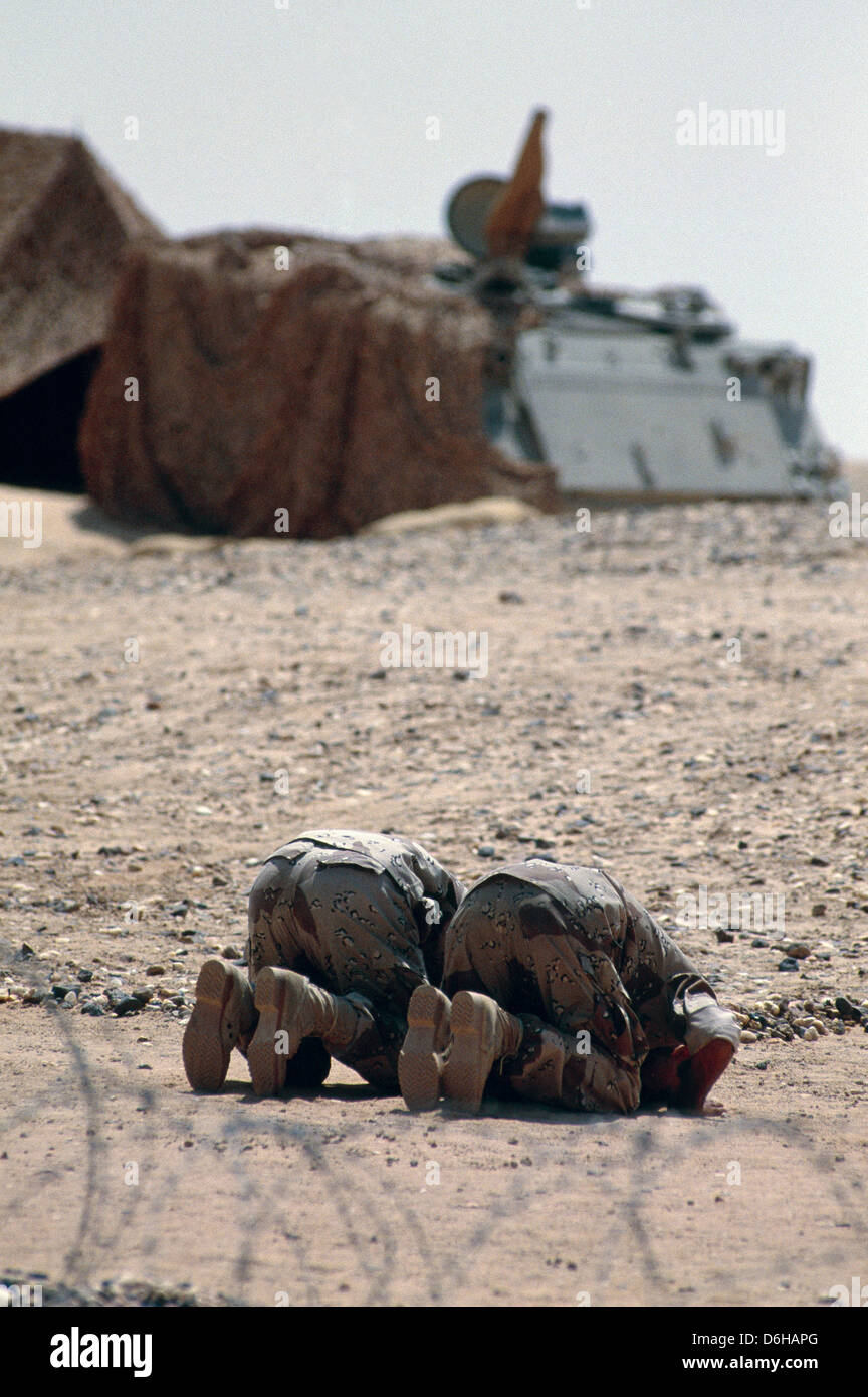 hafr el batin, saudi arabia -- saudi soldiers pray in the desert at noon prayers near the iraqi border. Stock Photo