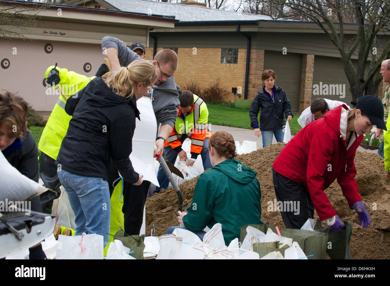 River Forest, Illinois, USA. 18th April 2013.  Volunteers fill sandbags on River Oaks Drive adjacent to the Des Plaines River. The river is expected to flood to record levels due to heavy rains. Stock Photo