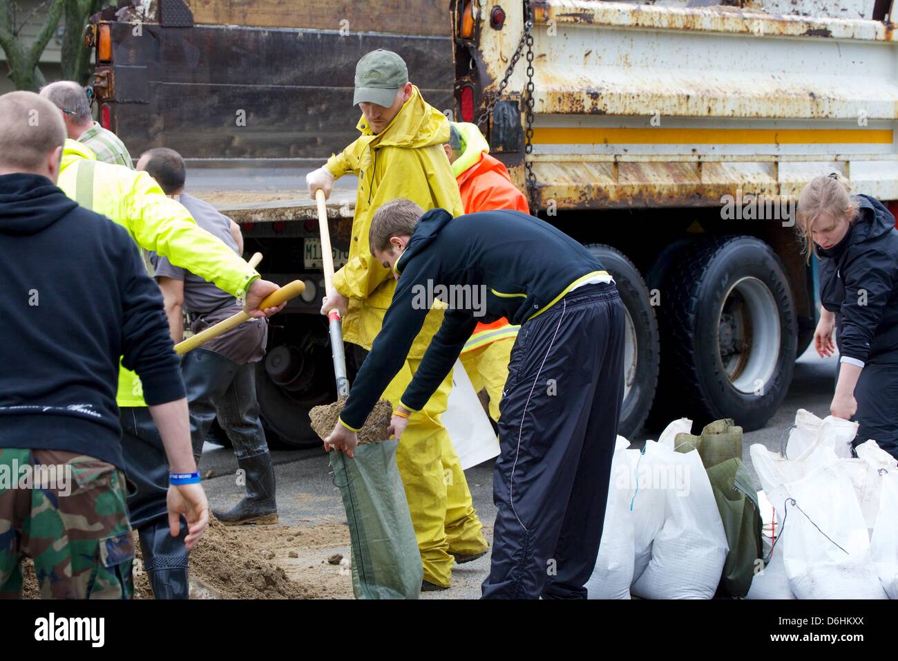 River Forest, Illinois, USA. 18th April 2013.  Volunteers fill sandbags on River Oaks Drive adjacent to the Des Plaines River. The river is expected to flood to record levels due to heavy rains. Stock Photo