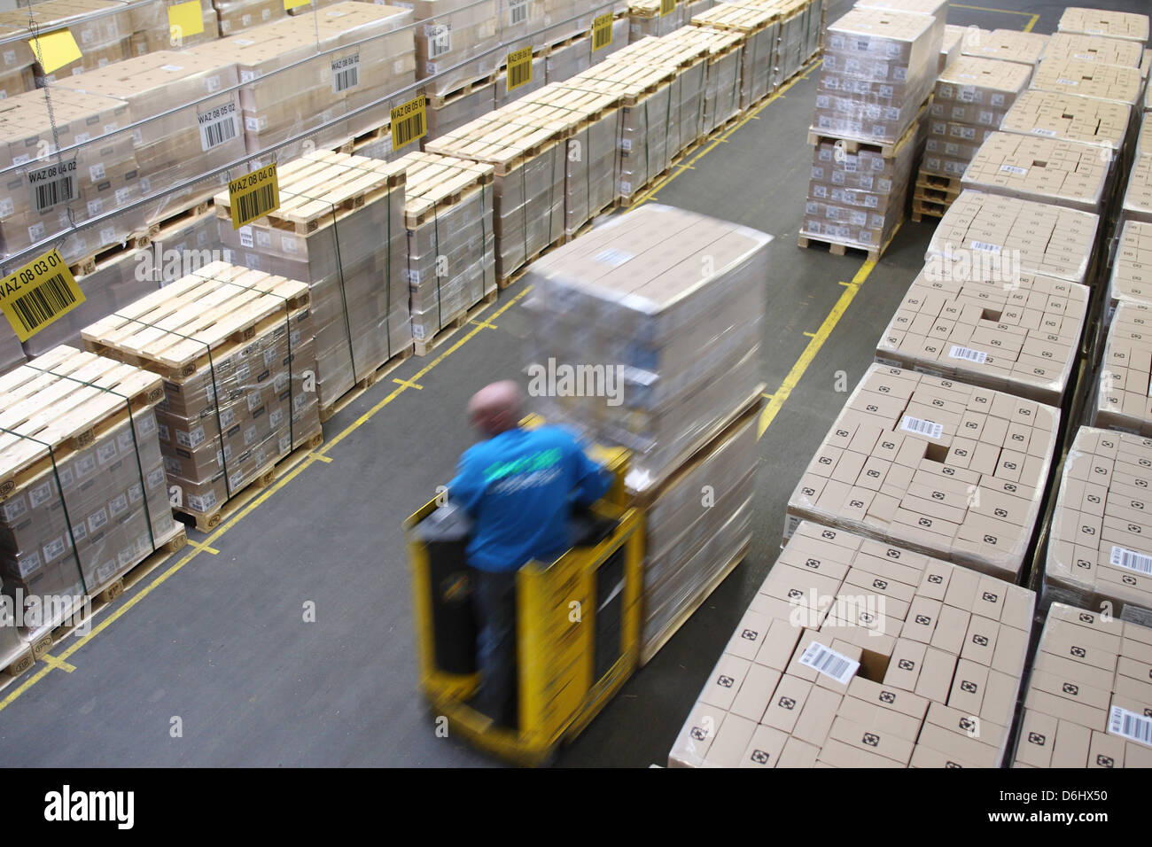 Berlin, Germany, workers in the Dock 100 Logistik GmbH at the logistics center of Dock 100 Stock Photo