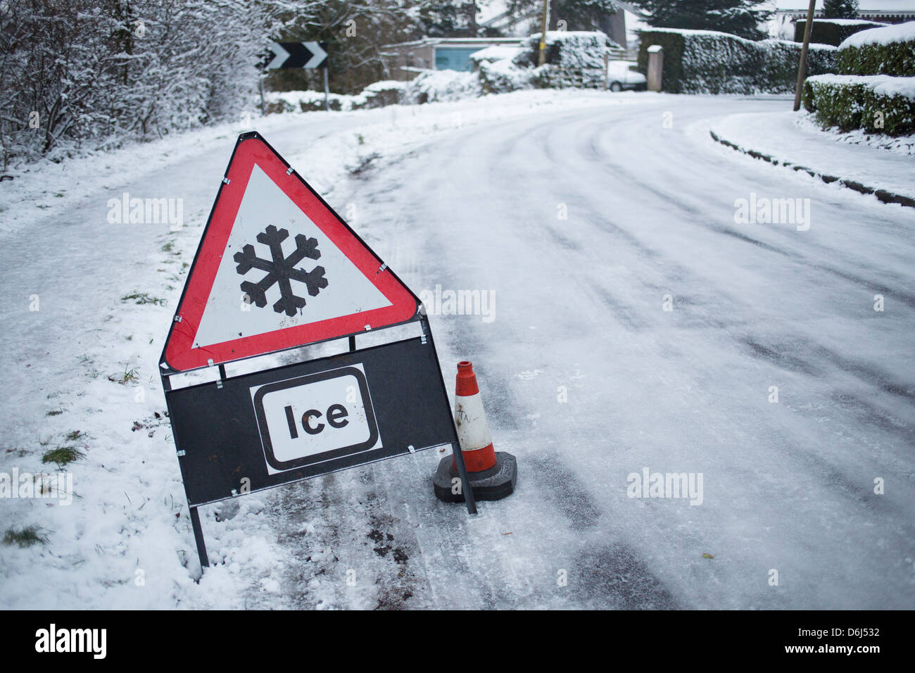 Roadsign warning of ice and icy conditions on a road in Bristol, England, UK Stock Photo