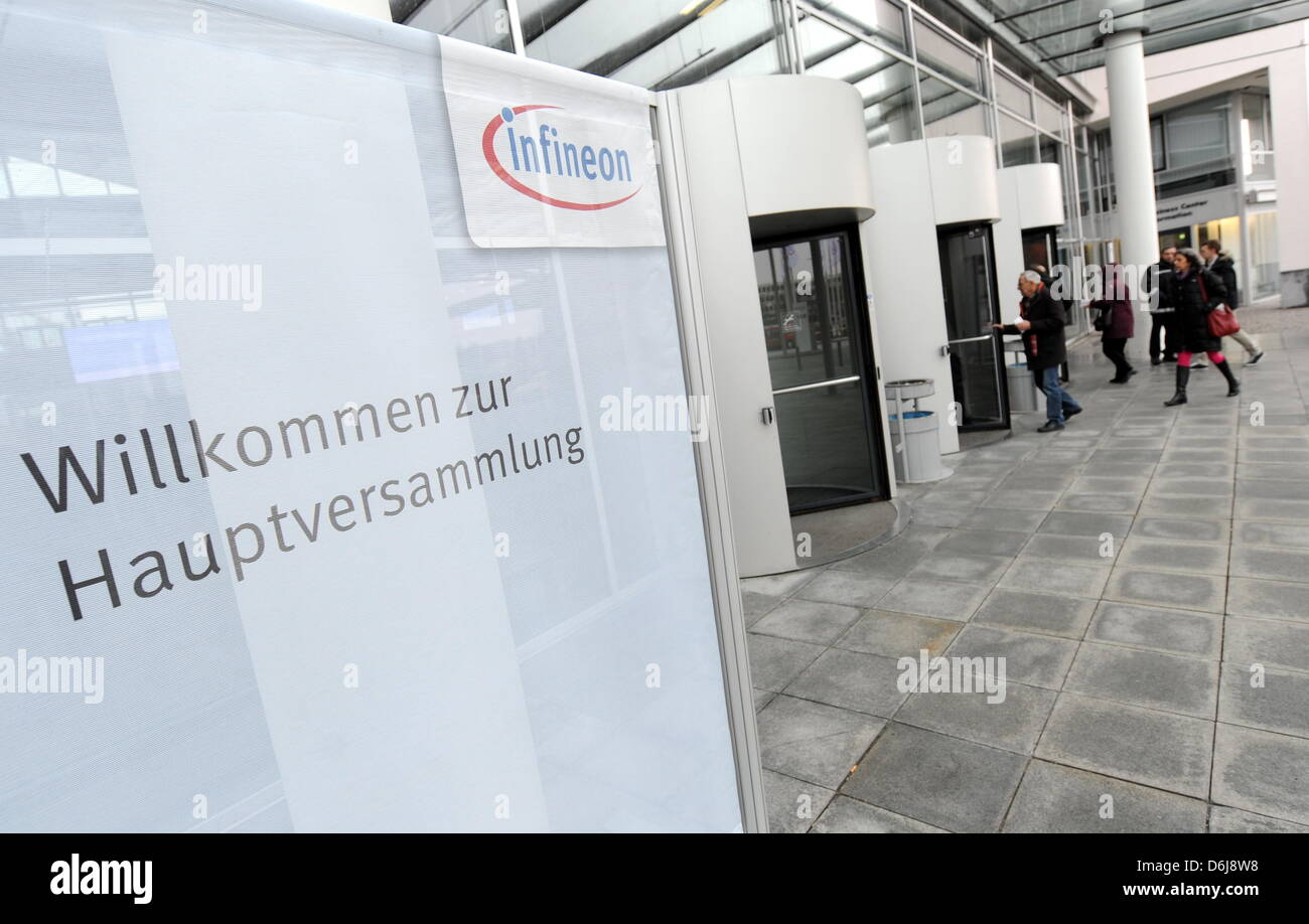 Aktionäre kommen am Donnerstag (08.03.2012) in München (Oberbayern) zur Hauptversammlung des Halbleiterhestellers Infineon. Nach jahrelanger Talfahrt und roten Zahlen zeigt sich das Unternehmen neu aufgestellt und auf der Erfolgsspur. Mit Rückenwind aus dem Auto- und Industriegeschäft stieg der Umsatz im abgelaufenen Geschäftsjahr 2010/11 kräftig auf rund 4 Milliarden Euro, und der Stock Photo