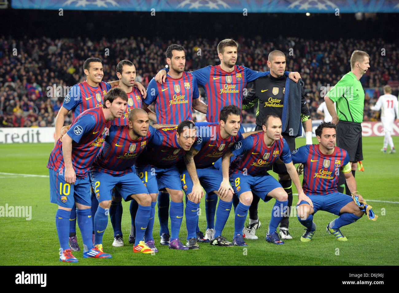 Barcelona's team poses for a team photo prior to the Champions League round of sixteen second leg soccer match between FC Barcelona and Bayer Leverkusen at the Nou Camp stadium in Barcelona, north-eastern Spain, 07 March 2012. Back (L-R): Alexis Sanchez, Javier Mascherano, Sergio Busquets, Xavi Alonso and goalkeeper Víctor Valdes. Front (L-R): Lionel Messi, Dani Alves, Adriano, Ces Stock Photo