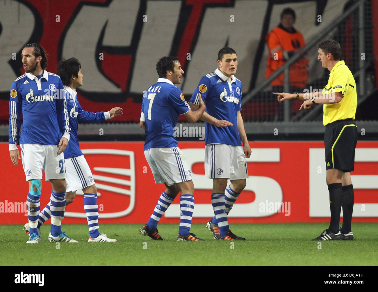 Schalke's Christian Fuchs (L-R), Atsuto Uchida, Raul and Kyriakos Papadopoulos react while referee Craig Thomson shows the red card during the Europa League round of sixteen first leg soccer match between Twente Enschede and FC Schalke 04 at the FC Twente stadium in Enschede, Netherlands, 08 March 2012. Photo: Friso Gentsch dpa Stock Photo