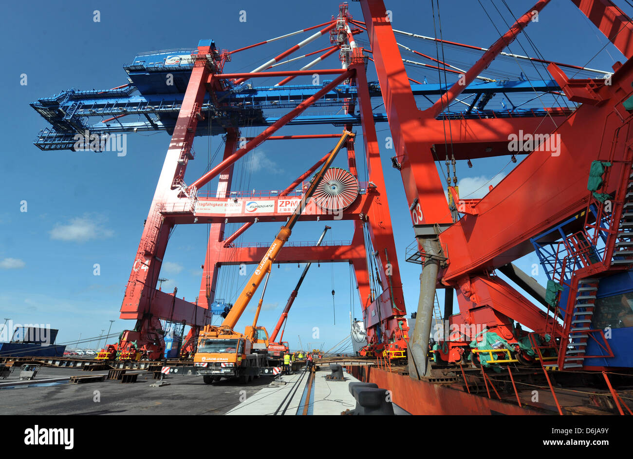 The First Of Four New Container Gantries Is Unloaded Onto The Pier Of Stock Photo Alamy